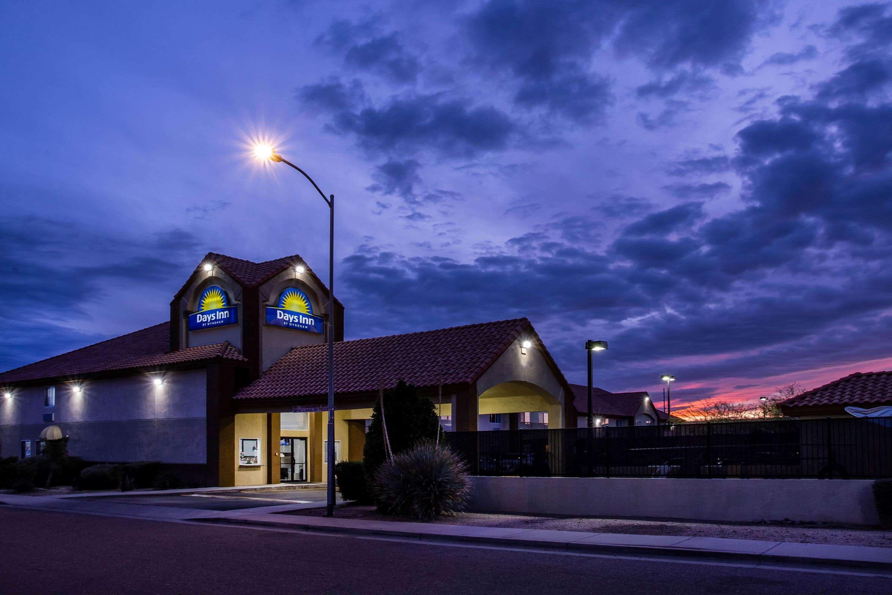 Days Inn By Wyndham Phoenix North Exterior photo